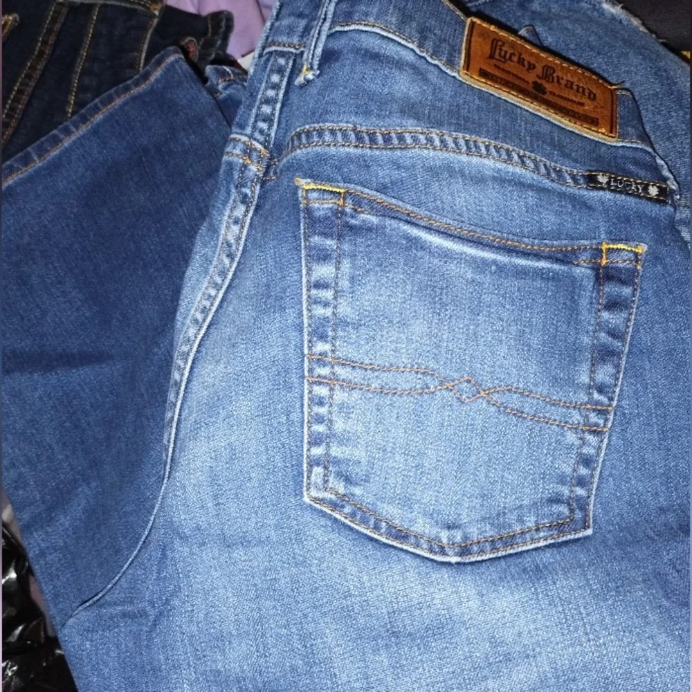 Lucky Brand Jeans Women’s size 6 28 Straight blue - Picture 3 of 3